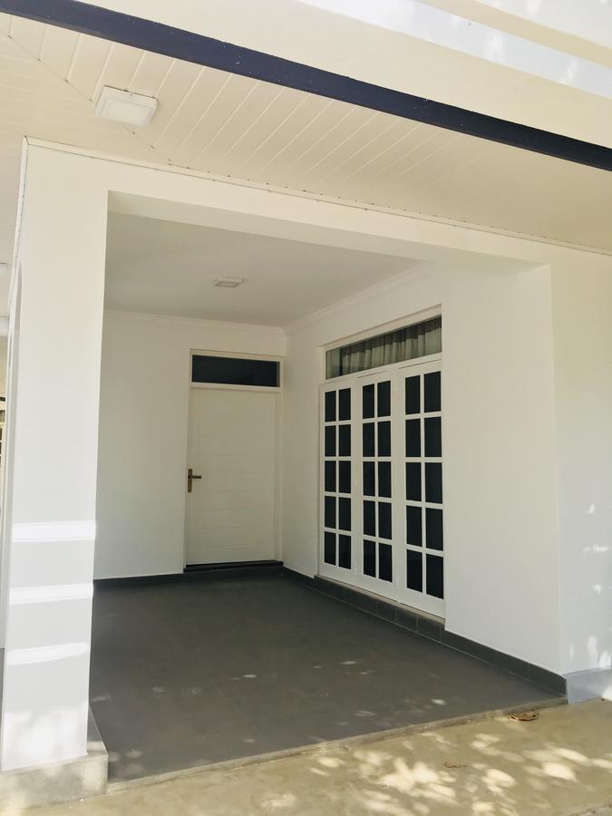 Royal White Tourist Rest Hotel Anuradhapura Eksteriør billede