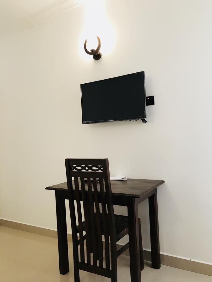 Royal White Tourist Rest Hotel Anuradhapura Eksteriør billede