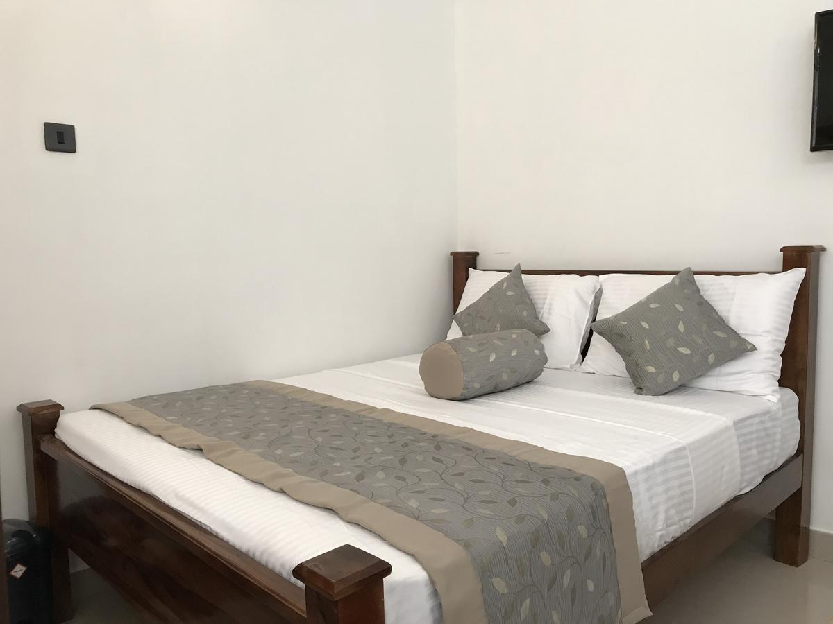 Royal White Tourist Rest Hotel Anuradhapura Eksteriør billede