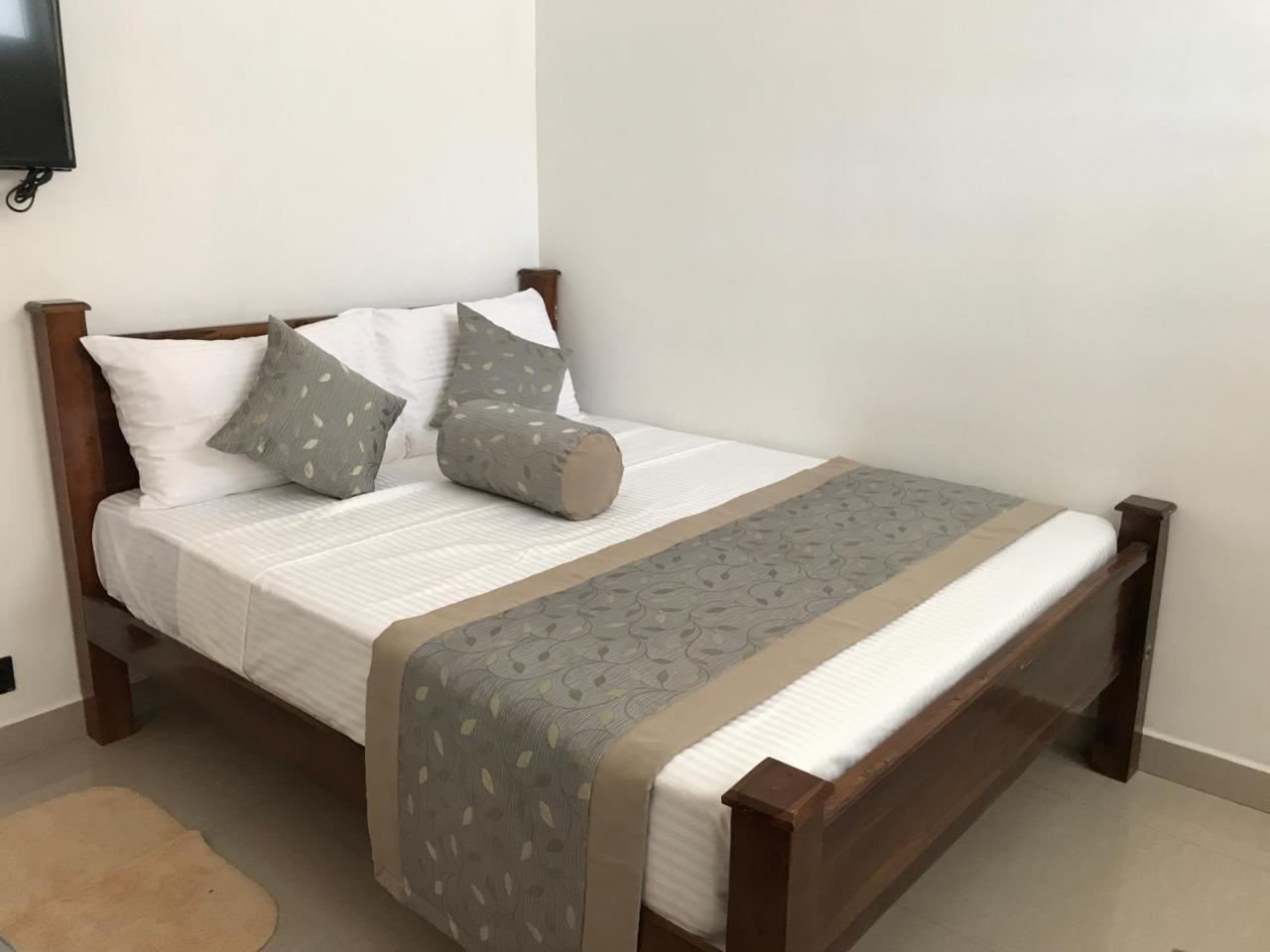 Royal White Tourist Rest Hotel Anuradhapura Eksteriør billede