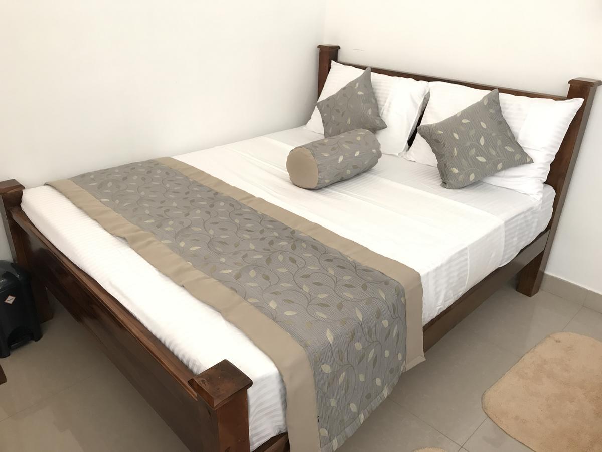 Royal White Tourist Rest Hotel Anuradhapura Eksteriør billede
