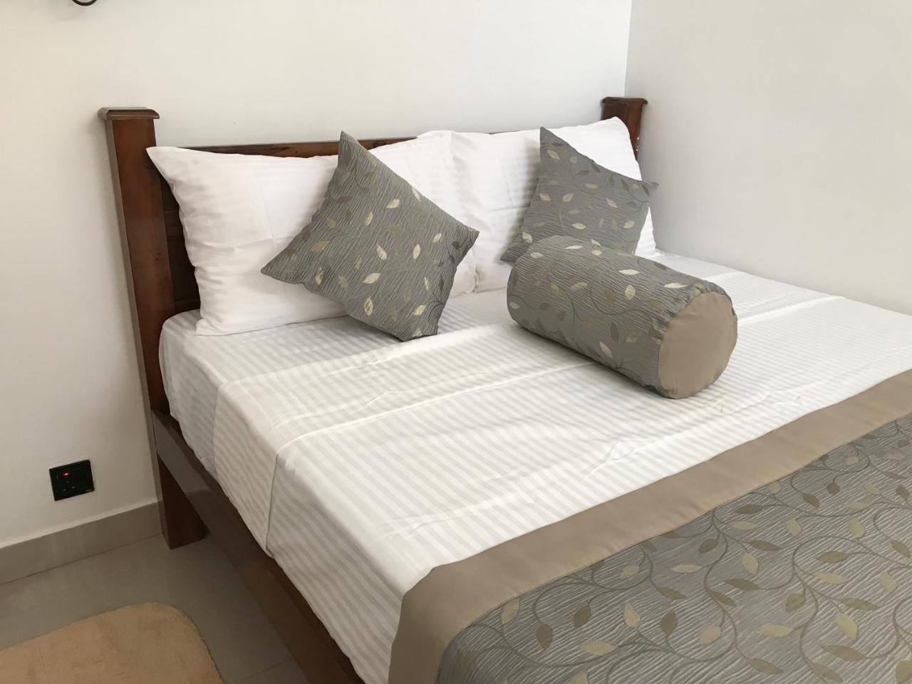 Royal White Tourist Rest Hotel Anuradhapura Eksteriør billede