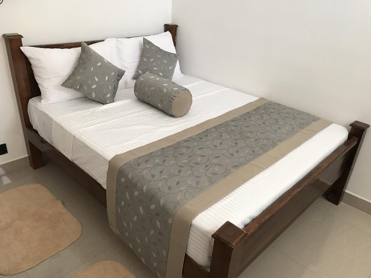 Royal White Tourist Rest Hotel Anuradhapura Eksteriør billede