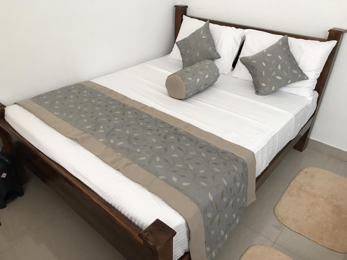 Royal White Tourist Rest Hotel Anuradhapura Eksteriør billede