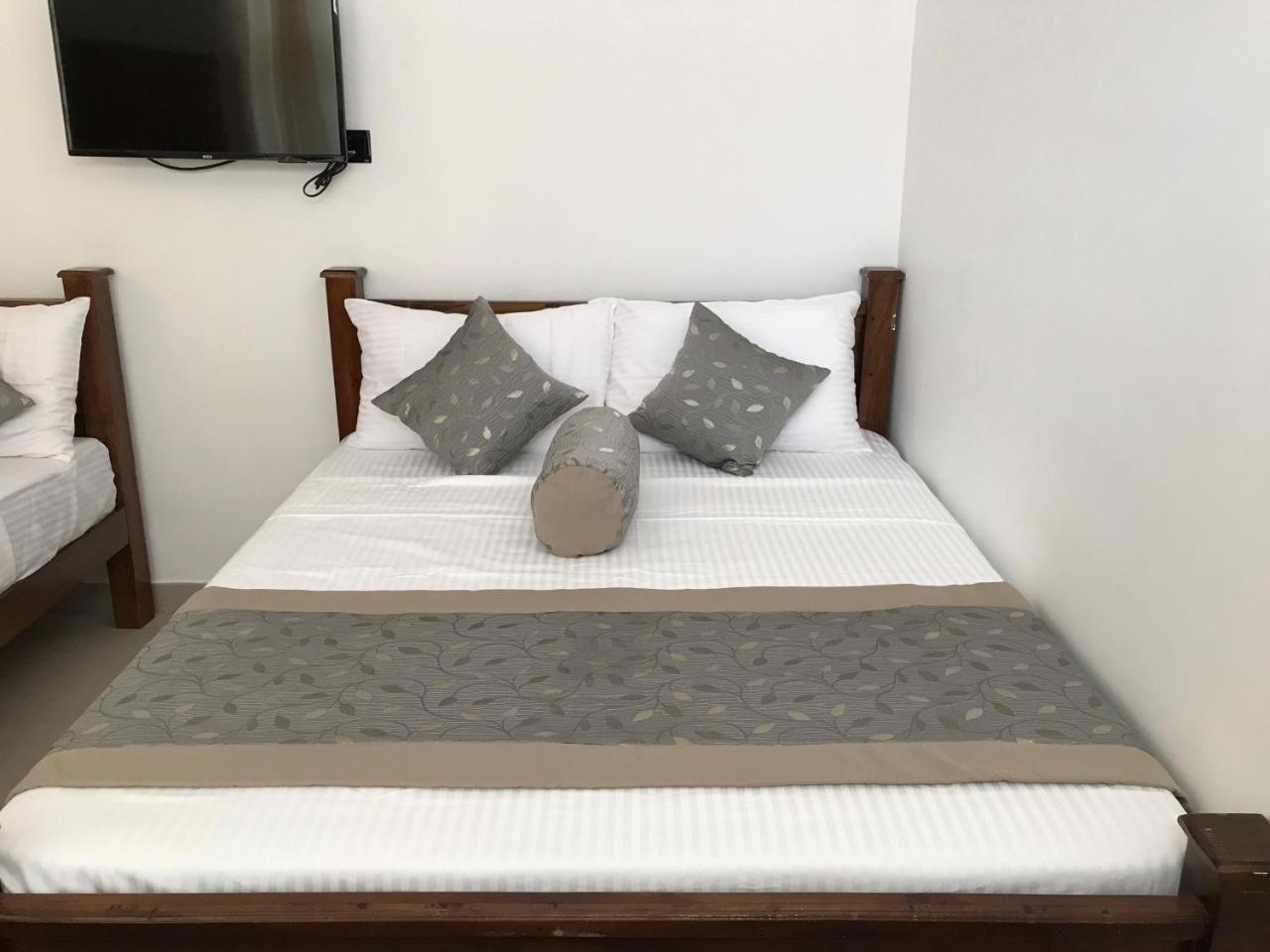 Royal White Tourist Rest Hotel Anuradhapura Eksteriør billede