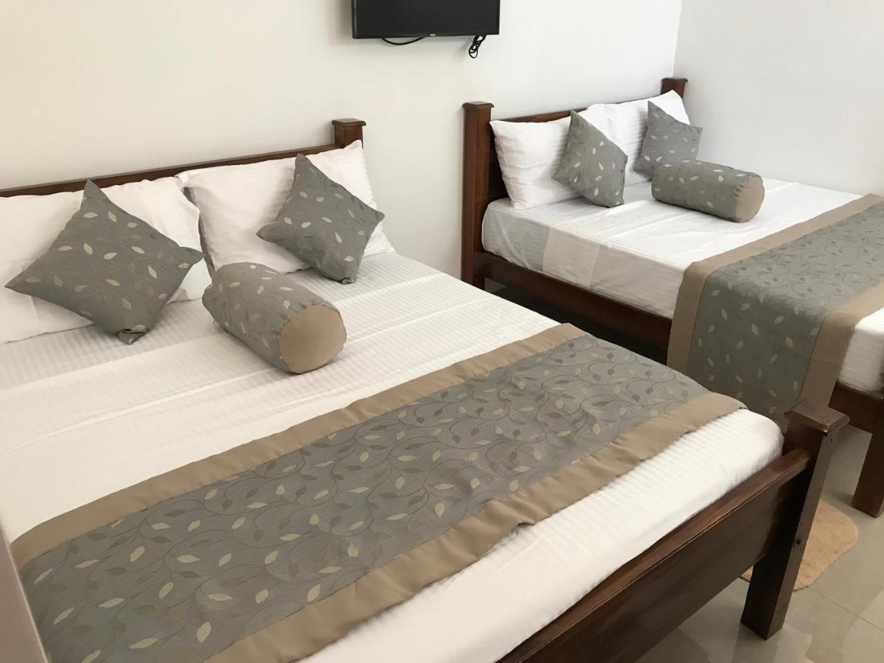 Royal White Tourist Rest Hotel Anuradhapura Eksteriør billede
