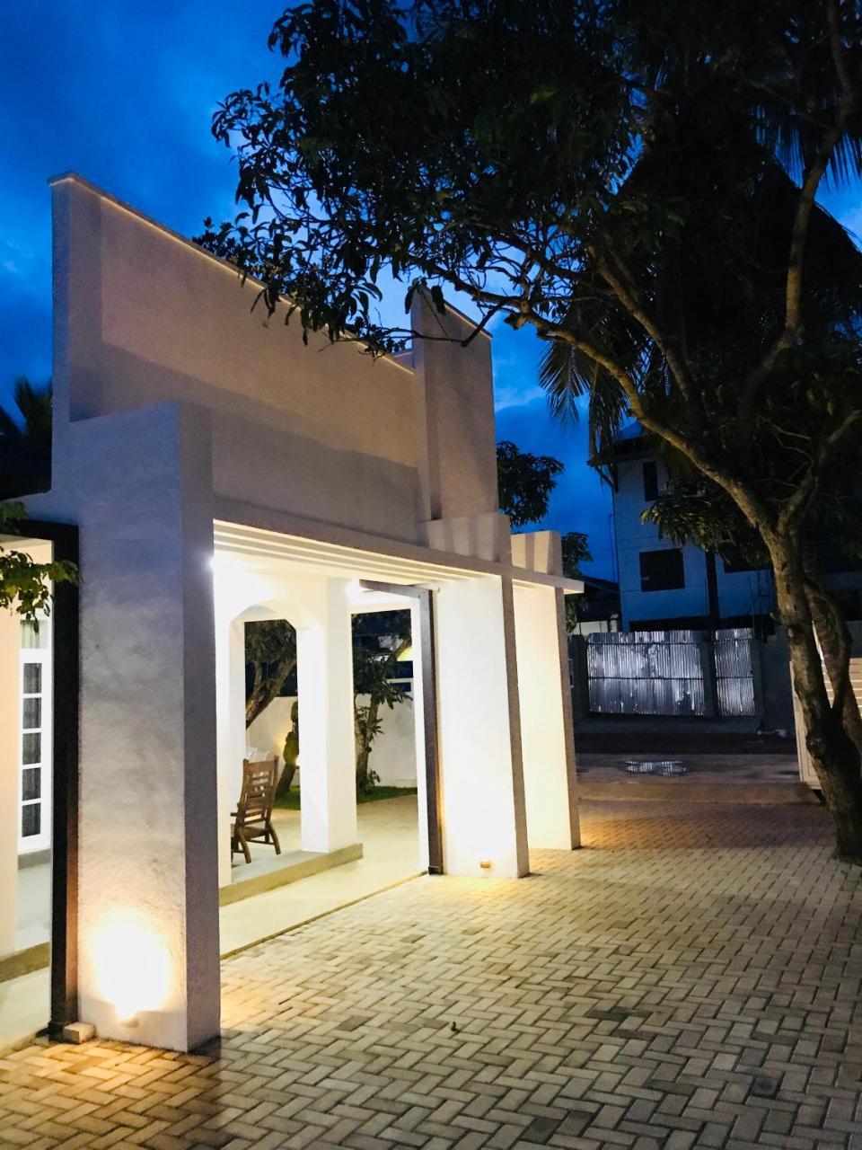 Royal White Tourist Rest Hotel Anuradhapura Eksteriør billede