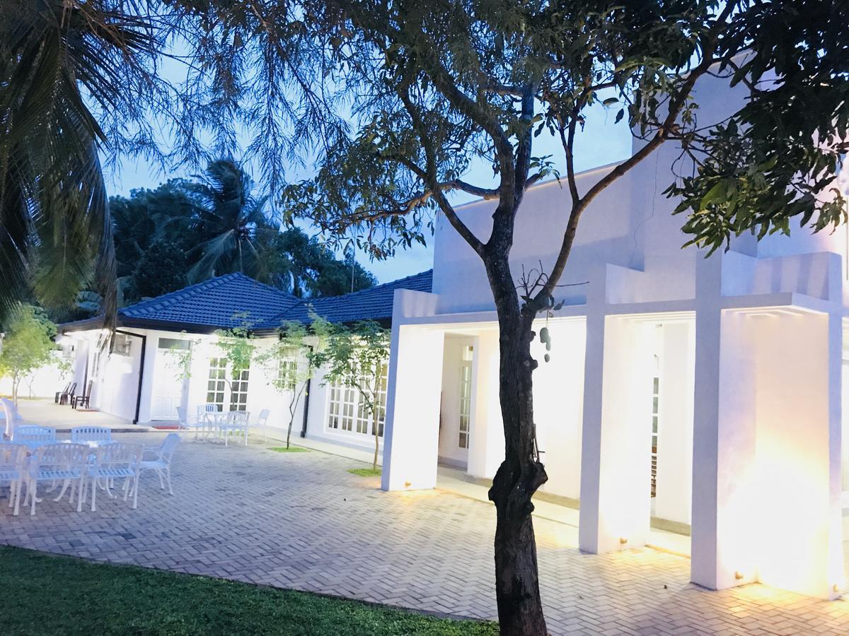 Royal White Tourist Rest Hotel Anuradhapura Eksteriør billede