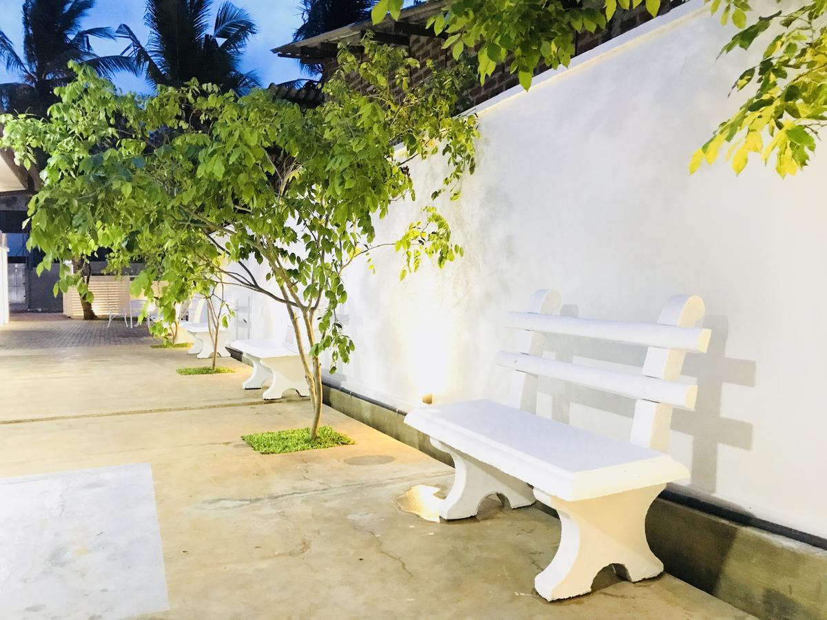 Royal White Tourist Rest Hotel Anuradhapura Eksteriør billede