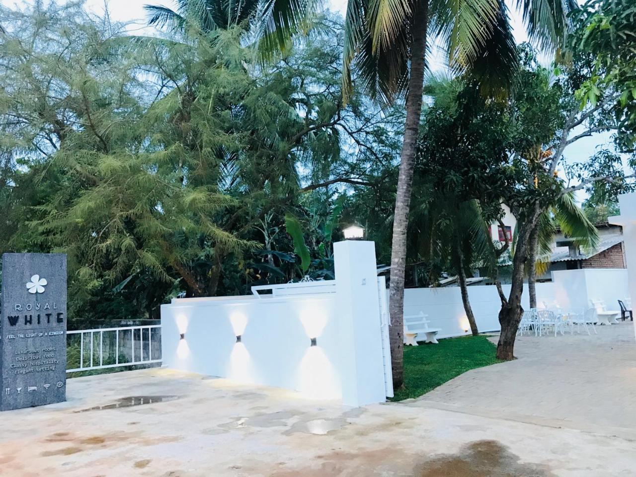 Royal White Tourist Rest Hotel Anuradhapura Eksteriør billede