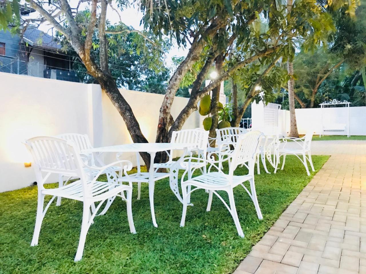 Royal White Tourist Rest Hotel Anuradhapura Eksteriør billede