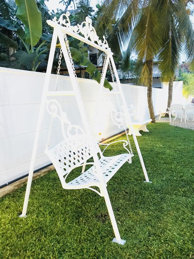 Royal White Tourist Rest Hotel Anuradhapura Eksteriør billede