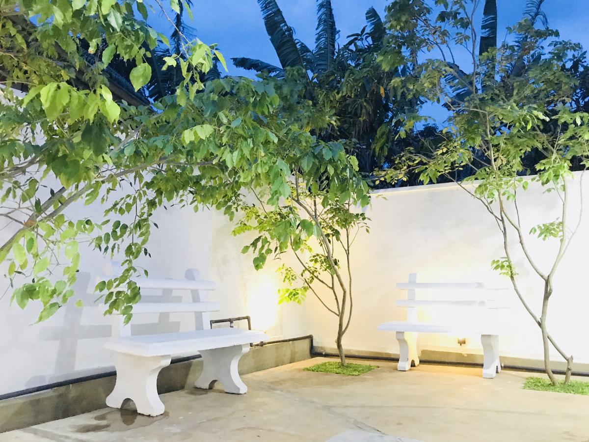 Royal White Tourist Rest Hotel Anuradhapura Eksteriør billede