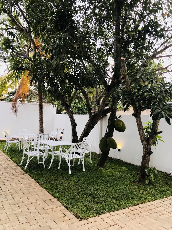 Royal White Tourist Rest Hotel Anuradhapura Eksteriør billede