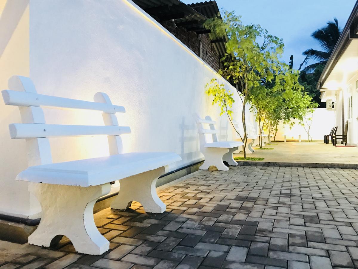 Royal White Tourist Rest Hotel Anuradhapura Eksteriør billede