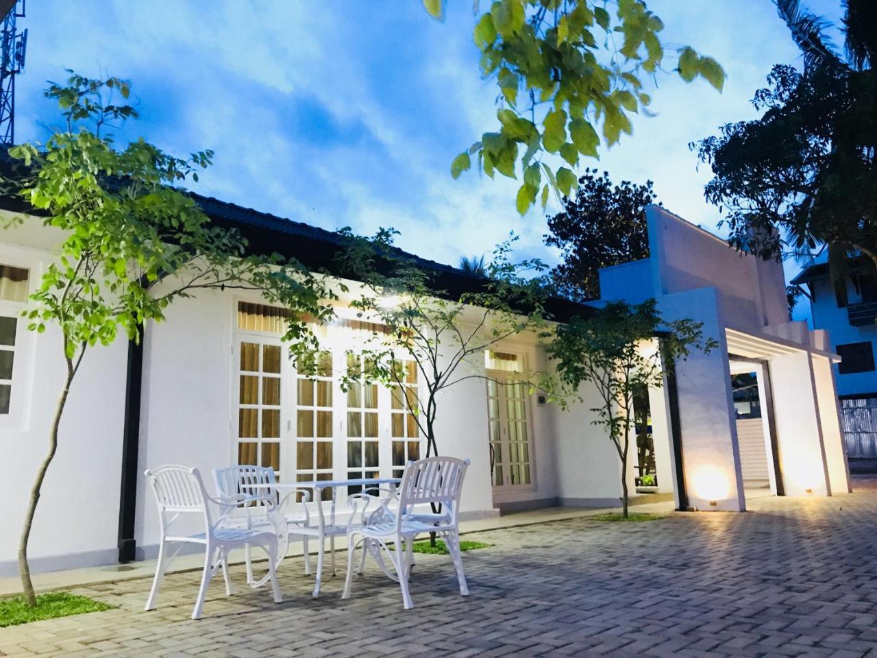 Royal White Tourist Rest Hotel Anuradhapura Eksteriør billede